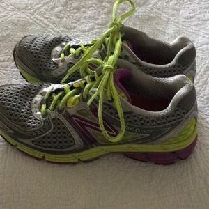 Women’s NB running sneakers